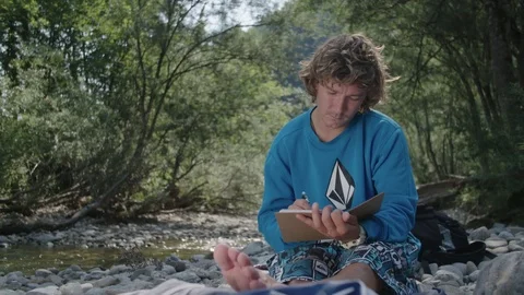 Man thinking and taking a note 動画素材 90040378