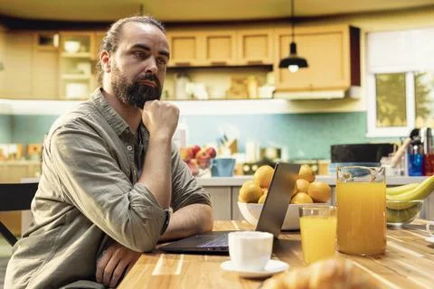 Man thinking carefully, working from home, reflection and problem solving Foto stock
