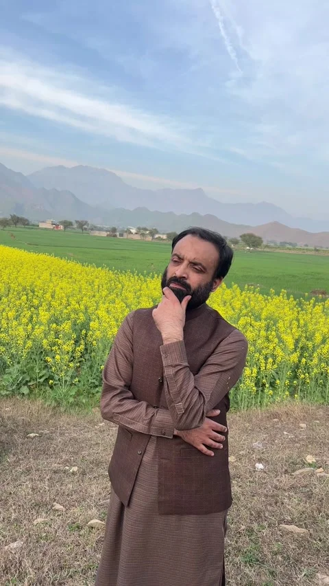 Man Thinking Deeply in Field Vídeos de archivo 335513906