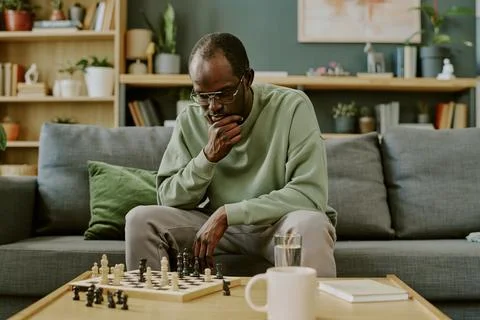 Man Thinking How To Solve Chess Problem Stockfoto's