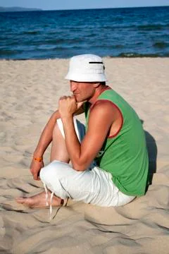 Man in a thinking isolated at the beach Foto stock