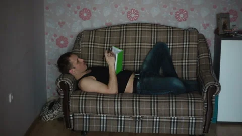 The man thinks before writing something in the notebook Vidéo 87403641