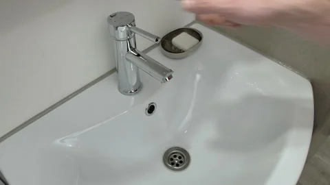 A man thoroughly washes his hands with soap 库存影片 130569283