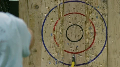 Man Throwing Axe and Hitting Wood Target in Slow Motion Vídeo Stock 93432638