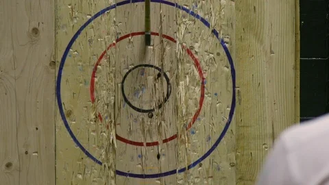 Man Throwing Axe and Hitting Wood Target in Slow Motion Vídeo Stock 93533381