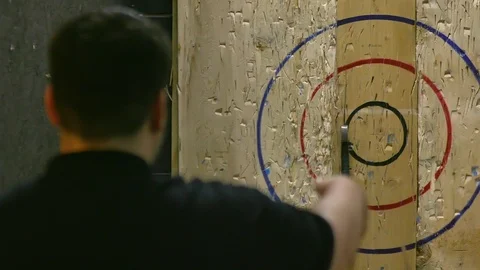 Man Throwing Axe and Hitting Wood Target in Slow Motion Vídeo Stock 93533384