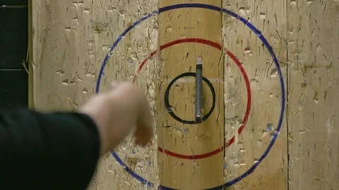 Man Throwing Axe and Hitting Wood Target in Slow Motion Vídeo Stock 93533388