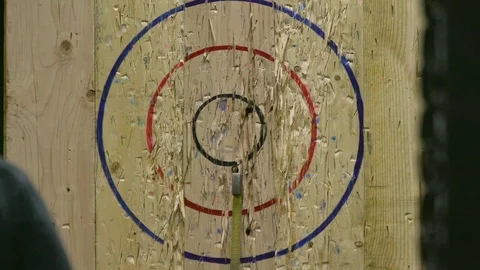 Man Throwing Axe and Hitting Wood Target in Slow Motion Vídeo Stock 93533417
