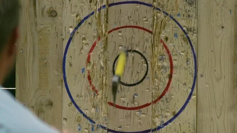 Man Throwing Axe and Missing Wood Target in Slow Motion Vídeo Stock 93432622