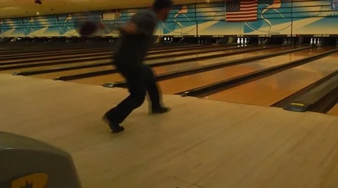 Man throwing bowling ball down alley Vídeos de archivo 45353285