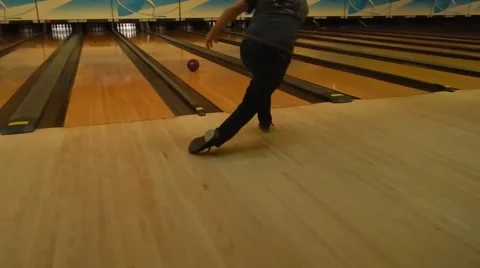 Man throwing bowling ball down alley Vídeos de archivo 45353674
