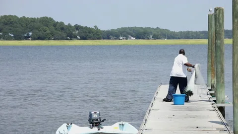 Man throwing cast net in South Carolina Stock-Footage 133917062