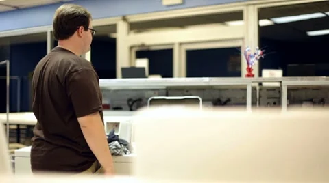 Man throwing clothes into washer Vídeo Stock 7909766