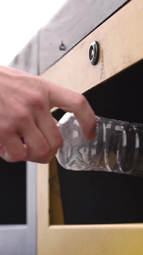 A man throws away a plastic bottle. The concept of ecology and waste sorting. Vidéo 348737136