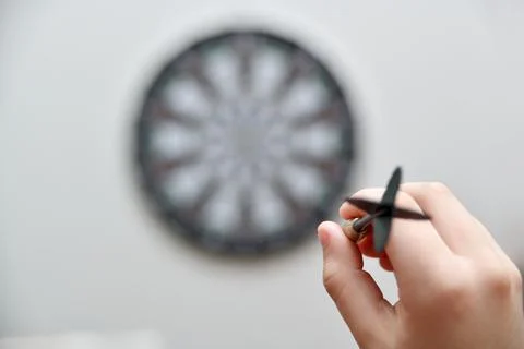 Man throws darts in the game of darts. Stock-Fotos
