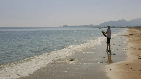 Man throws guitar in sea or ocean. Guitarist throws musical instrument in water Видео 126813367