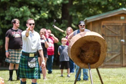 Man Throws Hatchet in Axe Throwing Exhibition At Highland Games Foto stock