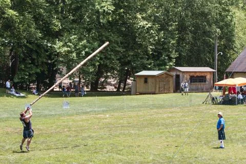 Man Throws Log In Caber Toss At Scottish Highland Games Stock Photos