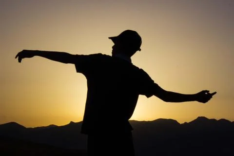 A man throws at sunset. Shot Put . Foto stock
