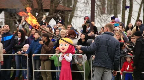 A man throws a torch and set fire to an effigy of Maslenitsa Stock Footage 67615766