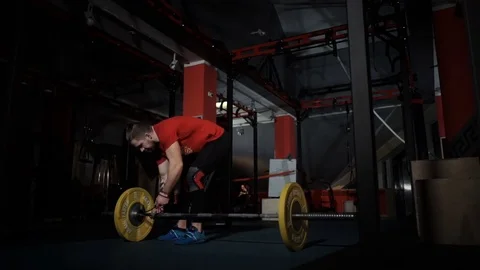 The man thrust a heavy barbell Видео 72066331