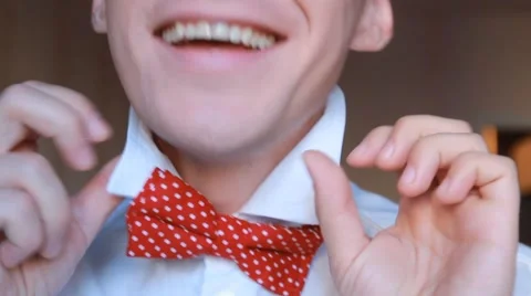 Man to tie a bow tie Stock Footage 55800902