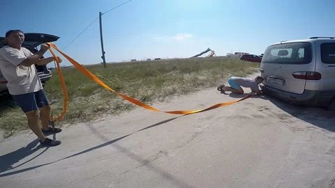 Man tie the rope to the car Video stock 102087463