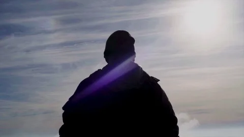 Man on top of the highest mountain looking at he sea of clouds Stockbeeldmateriaal 103496508
