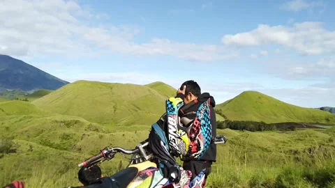 Man at the top of the hill looking at the top of the hill Video stock 170834442