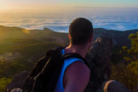 Man On Top Of Mountain, Endless Clouds Foto stock