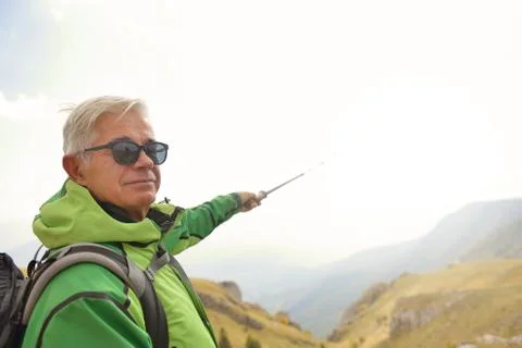 Man on top of the mountain pointing at something Foto stock