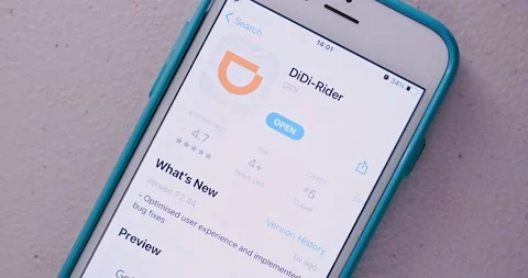 Man touches DIDI Driver app from App Store to open it Vidéo 156942427