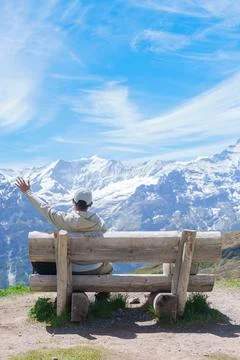 Man Tourist Explore Grindelwald First, Switzerland in Summer. Happy Hiker S.. Foto stock