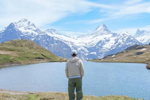 Man Tourist Explore Grindelwald First, Switzerland in Summer. Hiker visit B.. Foto stock