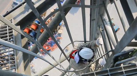 Man to tower climber on height structure 库存影片 36477362