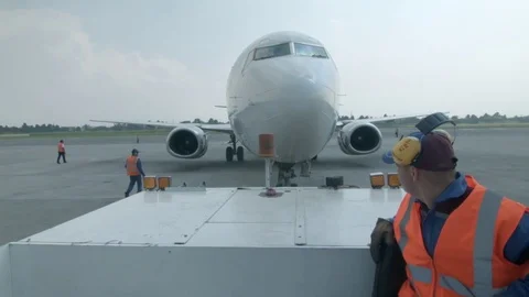 Man towing an airplane Vídeos de archivo 75172455