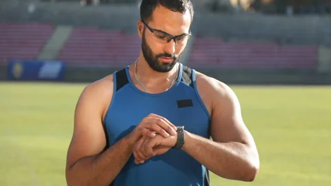 Man Tracks the Time 库存影片 101540888