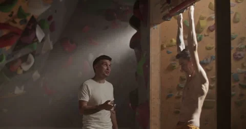 Man trainer testing endurance hang time with stopwatch Video stock 259985128