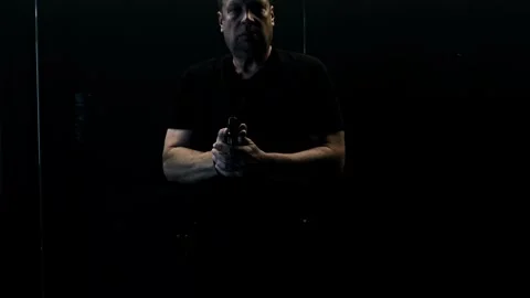 Man Training Dynamic Shooting with Handgun Stockbeeldmateriaal 245984367