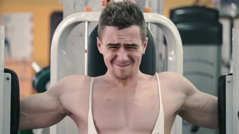 Man is training in gym Vídeo Stock 90495685
