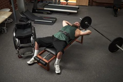 Man Training in Gym Using Weight Lifting Equipment Foto stock