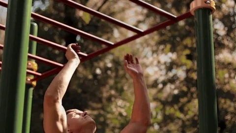 Man training outside Vidéo 77878653