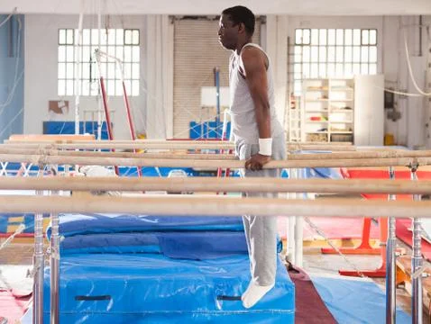 Man training on parallel bars Foto stock