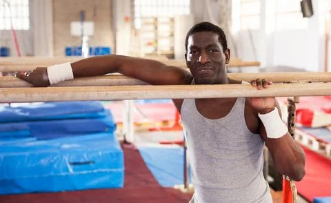 Man training on parallel bars Foto stock