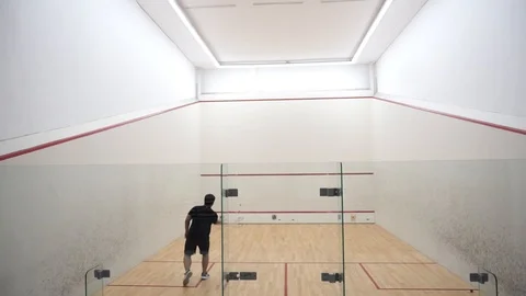 Man training in squash Stock-Footage 121745165