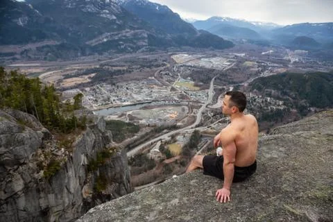 Man training on top of a mountain Foto stock