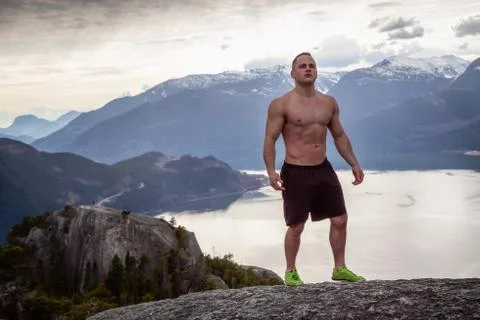 Man training on top of a mountain Stock-Fotos