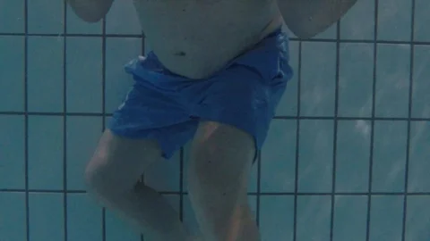 Man Training with Weight Underwater 動画素材 121084792