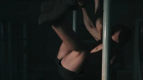Man trains abs on horizontal bar at gym 스톡 동영상 68414761