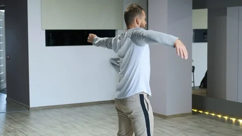 Man trains dance in the studio in front of the mirror 스톡 동영상 127860442